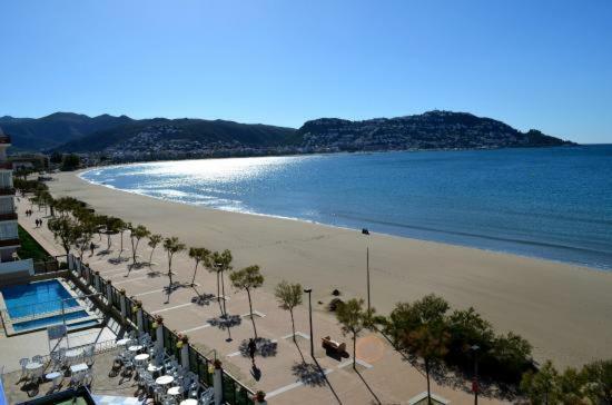 Holidays Penthouse Vues Panoramiques Sur Le Port Naval,Un Sejour Elegant Assure " Wifi Parquing Gratuit Roses Zewnętrze zdjęcie